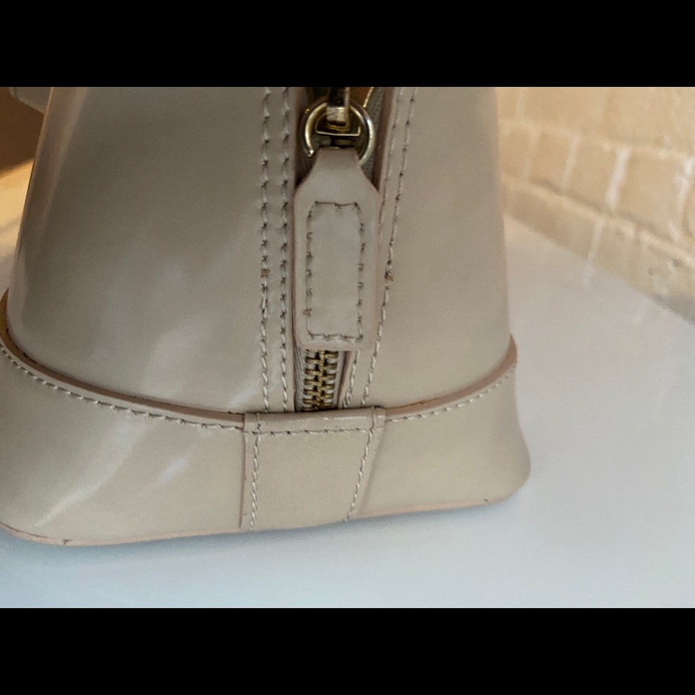 Pretty leight beigh handbag 👜 - Picture 7 of 10
